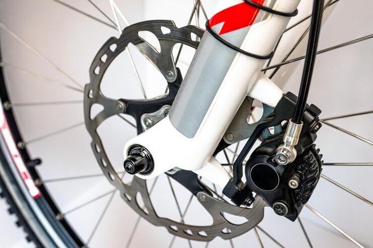 Des freins à disque hydrauliques sur un vélo électrique